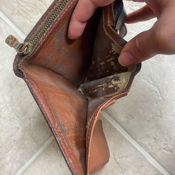 Louis Vuitton authentic bi fold wallet with coin zipper - Picture 12 of 13